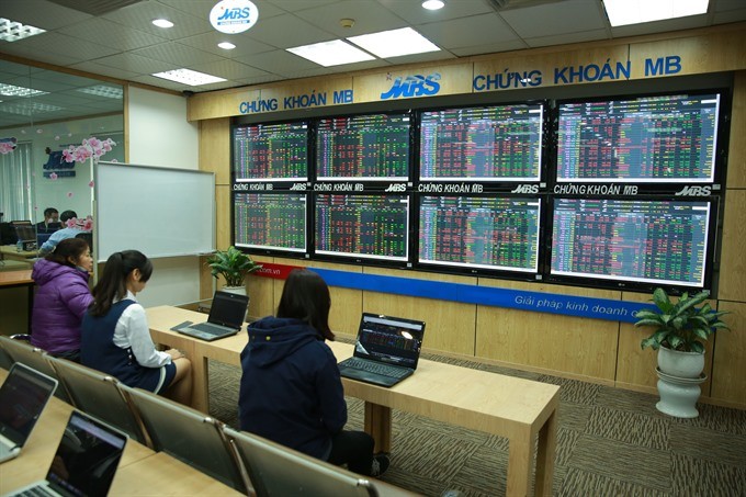 Investors at the MBS exchange floor in Hanoi (Photo: VNS) Investors at the MBS exchange floor in Hanoi (Photo: VNS)