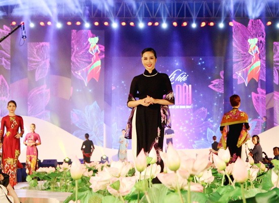 A performance of Ao dai collection by designer Lien Huong A performance of Ao dai collection by designer Lien Huong