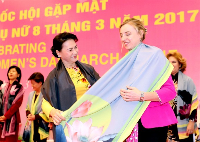 National Assembly Chairwoman Nguyen Thi Kim Ngan (left) presents souvenirs to participants. (Photo: VNA/VNS) National Assembly Chairwoman Nguyen Thi Kim Ngan (left) presents souvenirs to participants. (Photo: VNA/VNS)