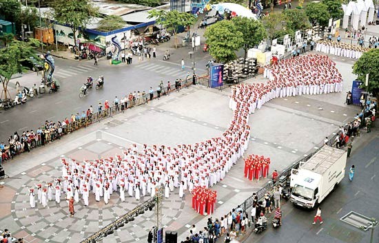 The parade features 3,000 women wearinh Ao dai. (Photo: Sggp) The parade features 3,000 women wearinh Ao dai. (Photo: Sggp)
