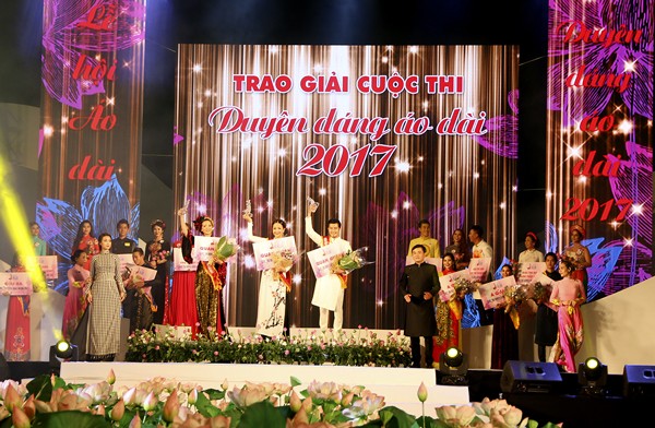 Thach Thao, Lan Huong and Thanh Duy win the champion in the category of Individual. (Photo: Sggp) Thach Thao, Lan Huong and Thanh Duy win the champion in the category of Individual. (Photo: Sggp)