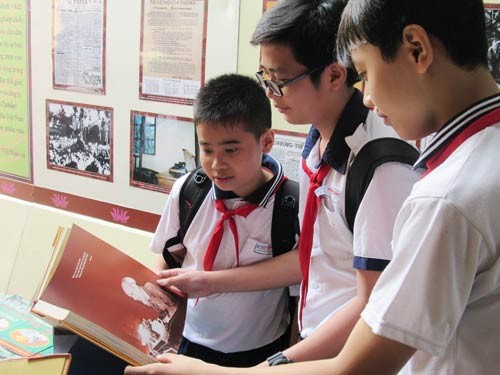 Students can find books about Uncle Ho at the exhibition (Photo: SGGP) Students can find books about Uncle Ho at the exhibition (Photo: SGGP)