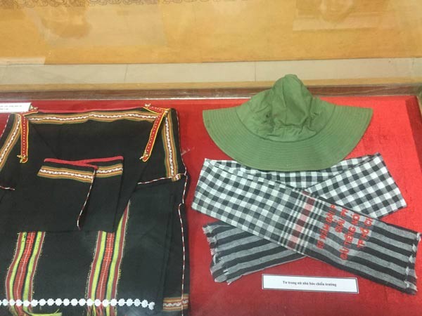 Female reporters' clothes in the anti-American Resistance War, Female reporters' clothes in the anti-American Resistance War,