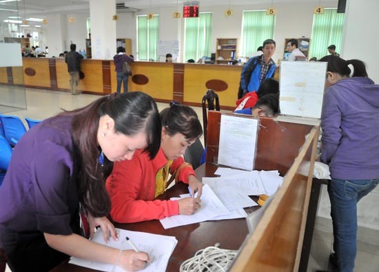 Workers filling in social insurance applications at HCMC Social Insurance Agency (Photo: SGGP) Workers filling in social insurance applications at HCMC Social Insurance Agency (Photo: SGGP)