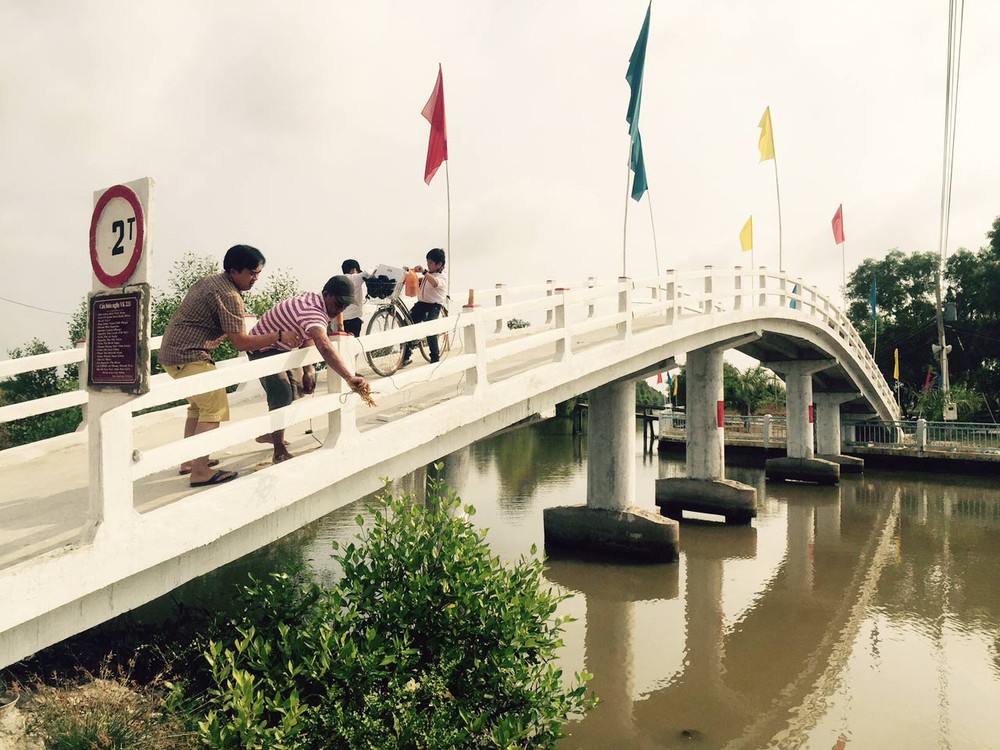 One of eights bridges of friendship built by overseas Vietnamese engineers and opened to traffic in Bac Lieu province on March 12 (Photo: SGGP) One of eights bridges of friendship built by overseas Vietnamese engineers and opened to traffic in Bac Lieu province on March 12 (Photo: SGGP)