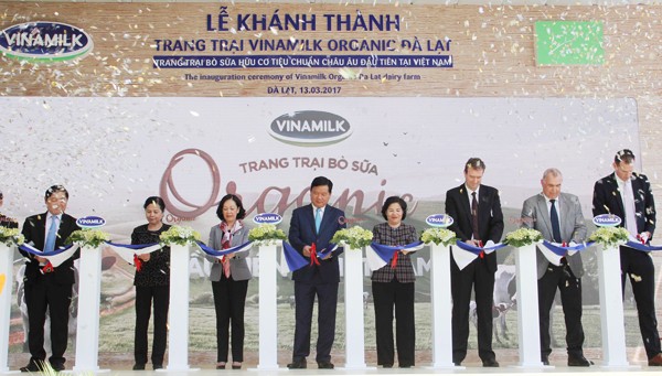 The inauguration ribbon cutting ceremony of Vietnam's first organic dairy farm in Lam Dong province on March 13 (Photo: SGGP) The inauguration ribbon cutting ceremony of Vietnam's first organic dairy farm in Lam Dong province on March 13 (Photo: SGGP)