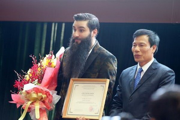 Director Jordan Vogt-Roberts receives the decision becoming Vietnam's tourism ambassador. (Source: VNA)