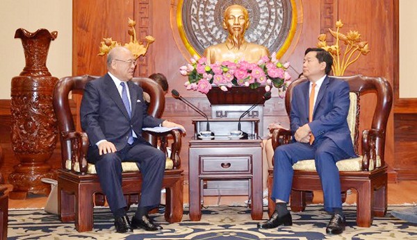 Secretary of the Ho Chi Minh City Party Committee Dinh La Thang (R)receives a special advisor to the Japan-Vietnam Friendship Parliamentary Alliance Takebe Tsutoma Secretary of the Ho Chi Minh City Party Committee Dinh La Thang (R)receives a special advisor to the Japan-Vietnam Friendship Parliamentary Alliance Takebe Tsutoma