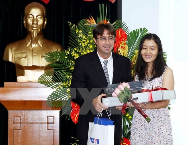 Director for the Asia-Pacific of the OIF Eric-Normand Thibeault (L) presents the first prize of the the Young Francophone Reporters contest in 2016 (Photo: VNA) Director for the Asia-Pacific of the OIF Eric-Normand Thibeault (L) presents the first prize of the the Young Francophone Reporters contest in 2016 (Photo: VNA)