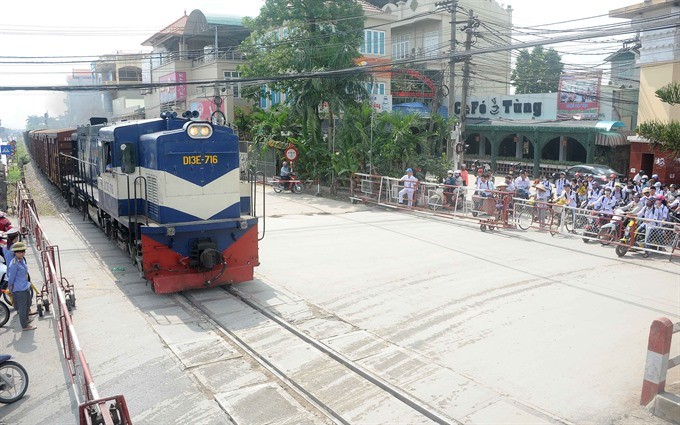 A road-railway crossing in Hanoi’s Thuong Tín District. Members of the National Assembly Standing Committee agree that the revised railway law needs comprehensive regulations that will help revitalise the country’s railway industry. (Photo: VNA/VNS) A road-railway crossing in Hanoi’s Thuong Tín District. Members of the National Assembly Standing Committee agree that the revised railway law needs comprehensive regulations that will help revitalise the country’s railway industry. (Photo: VNA/VNS)