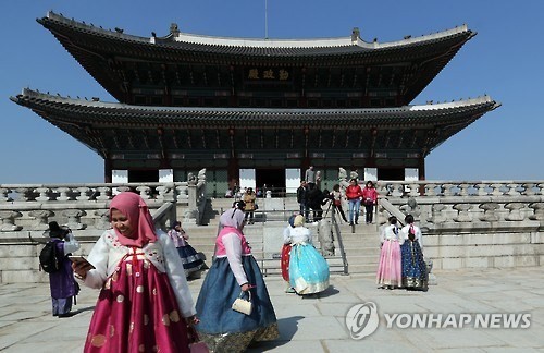 Visitors from Southeast Asia tour Gyeongbok Palace in central Seoul (Photo: Yonhap News Agency) Visitors from Southeast Asia tour Gyeongbok Palace in central Seoul (Photo: Yonhap News Agency)