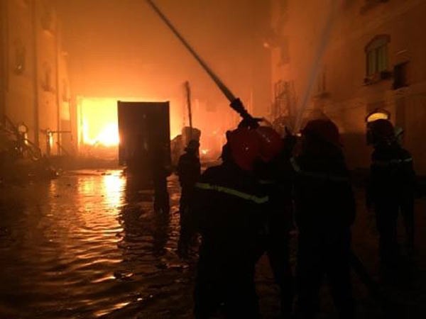 Fire fighters are trying their best to put out the fire (Photo: SGGP) Fire fighters are trying their best to put out the fire (Photo: SGGP)