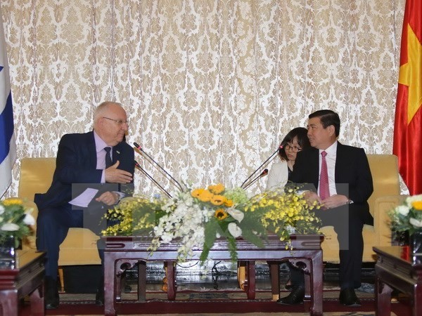 Chairman of the Ho Chi Minh City People’s Committee Nguyen Thanh Phong (R) and President of Israel Reuven Ruvi Rivlin (Source: VNA) Chairman of the Ho Chi Minh City People’s Committee Nguyen Thanh Phong (R) and President of Israel Reuven Ruvi Rivlin (Source: VNA)