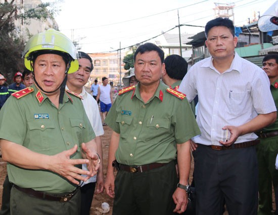 Lt.Gen Bui Van Thanh (L) visits the fire scene (Photo : SGGP) Lt.Gen Bui Van Thanh (L) visits the fire scene (Photo : SGGP)