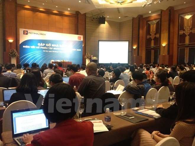 Petrolimex holds a meeting with investors before listing its shares on the Ho Chi Minh Stock Exchange. (Source: VNA)
