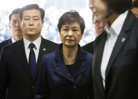 Former South Korean President Park Geun Hye (centre) arrives at the Seoul Central District Court on Thursday, for a hearing into a request by state prosecutors for a warrant to arrest her in connection with the corruption and abuse-of-power scandal that ended her presidency. — KYODO/VNA Photo Former South Korean President Park Geun Hye (centre) arrives at the Seoul Central District Court on Thursday, for a hearing into a request by state prosecutors for a warrant to arrest her in connection with the corruption and abuse-of-power scandal that ended her presidency. — KYODO/VNA Photo