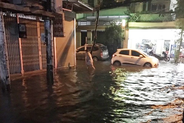 Phan Sao Nam street, Tan Binh district still flooded at 7:30 p.m. on April 1 (Photo: SGGP) Phan Sao Nam street, Tan Binh district still flooded at 7:30 p.m. on April 1 (Photo: SGGP)