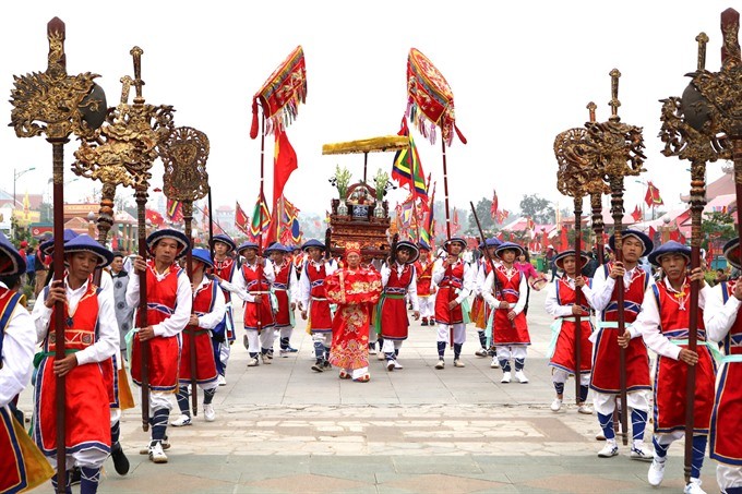 Ceremonial: A long-standing tradition is maintained, with soldiers in traditional attire accompanying the palanquin. (Photo: VNS)