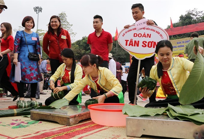 Food story: It is said that Prince Lang Lieu, the youngest and poorest son of the 18th Hung King, invented the square and round sticky rice cakes to gift his parents. This is a tradition maintained by the Vietnamese people ever since. (Photo: VNS)