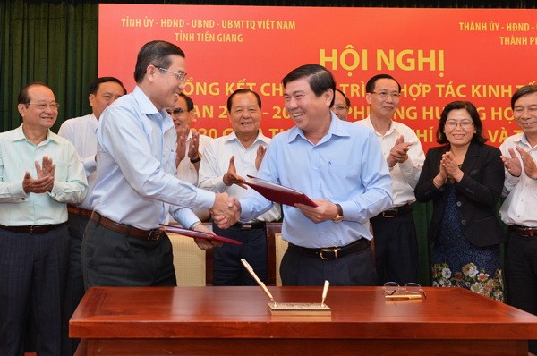 HCMC and Tien Giang co- sign a mutual cooperation agreement in the period of 2017- 2020. HCMC and Tien Giang co- sign a mutual cooperation agreement in the period of 2017- 2020.