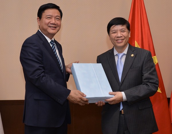 Mr. Thang gives Vietnamese Ambassador to Japan Nguyen Quoc Cuong a souvenir (Photo: SGGP) Mr. Thang gives Vietnamese Ambassador to Japan Nguyen Quoc Cuong a souvenir (Photo: SGGP)