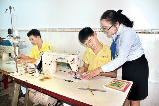 Disabled people receive vocational training at a centre in Hanoi. (Photo: healthplus.vn) Disabled people receive vocational training at a centre in Hanoi. (Photo: healthplus.vn)