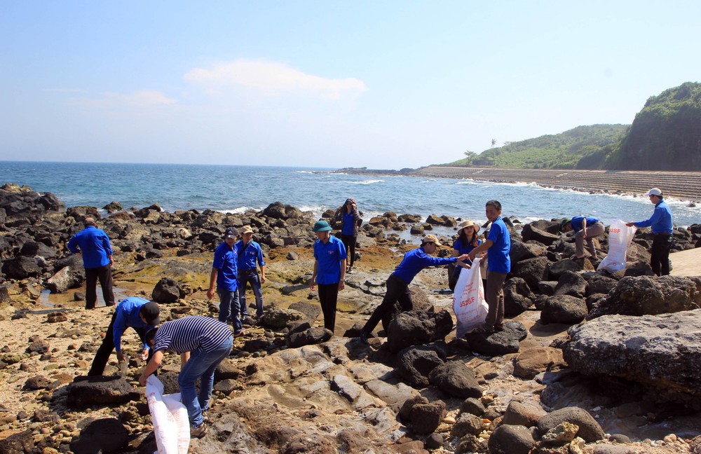 Young people joins cleaning up environment in Con Co Island Young people joins cleaning up environment in Con Co Island