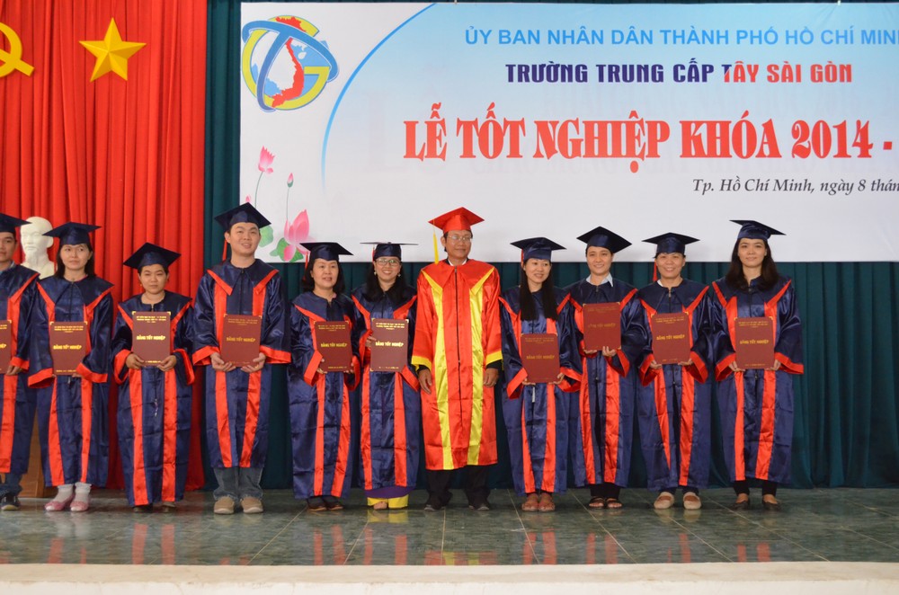 The school headmaster presents certificates to graduates (Photo: SGGP) The school headmaster presents certificates to graduates (Photo: SGGP)
