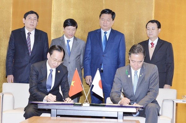 Leaders of the two localities signed a memorandum of understanding about cooperation program in the fields of industrial production, travel, agriculture and human resource development.