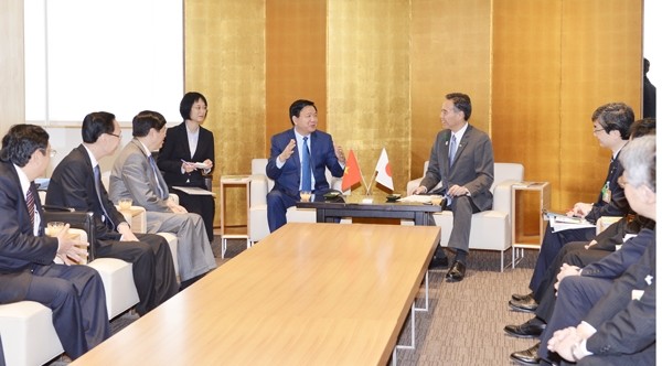 The governor answers Vietnamese reporters' questions about cooperation potentialities between Nagano and Ho Chi Minh City.