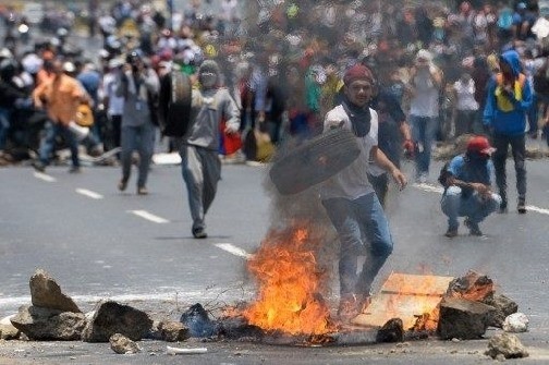Opposition activists protesting against President Nicolas Maduro’s government clash with riot police in Caracas on April 10, 2017. — AFP/VNS Opposition activists protesting against President Nicolas Maduro’s government clash with riot police in Caracas on April 10, 2017. — AFP/VNS