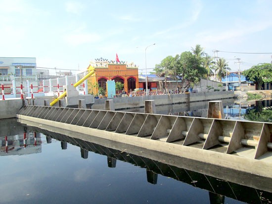 Tide control sluices in Nhay-Ruot Ngua canals in Ward 16, District 8 (Photo: SGGP) Tide control sluices in Nhay-Ruot Ngua canals in Ward 16, District 8 (Photo: SGGP)