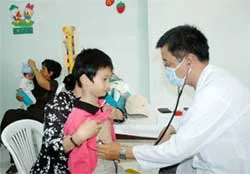 Trẻ em dưới 6 tuổi sẽ được khám, chữa bệnh bằng thẻ bảo hiểm y tế