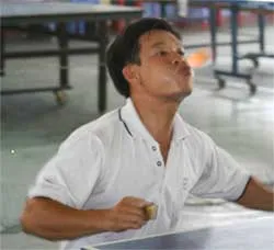 Đánh bóng bàn bằng... bật lửa ảnh 1 Đánh bóng bàn bằng... bật lửa ảnh 1
