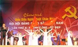 Biểu diễn nghệ thuật chào mừng thành công Đại hội Đảng lần thứ X