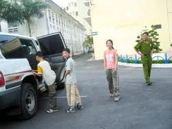 Chùm ảnh: Ngày trở về của 4 trẻ em Trung Quốc