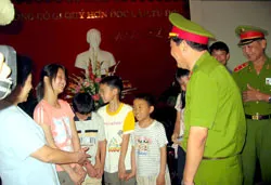 Chùm ảnh: Ngày trở về của 4 trẻ em Trung Quốc ảnh 3