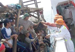 Chủ tịch nước Trần Đức Lương gửi Công điện thăm hỏi gia đình các nạn nhân