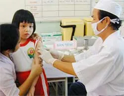 Nên uống hoặc tiêm kháng sinh theo đường tĩnh mạch