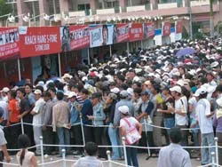 Đổ xô đi lấy vé xem ca nhạc, xô xát xảy ra.