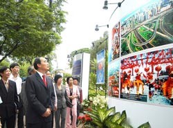 Exhibition “Welcome to Viet Nam – APEC 2006” Opens ảnh 1 Exhibition “Welcome to Viet Nam – APEC 2006” Opens ảnh 1
