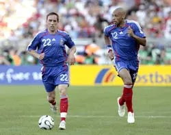 Thierry Henry cần người đá cặp ảnh 1 Thierry Henry cần người đá cặp ảnh 1