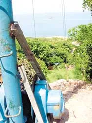 Trụ đỡ cáp treo số 2 vẫn nằm trong khuôn viên Di tích Bạch Dinh