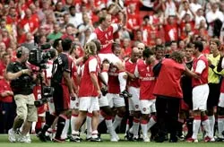 Chào Emirates – giã biệt Bergkamp ảnh 1 Chào Emirates – giã biệt Bergkamp ảnh 1