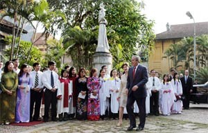 US President Joins Congregation at Church in Ha Noi ảnh 1 US President Joins Congregation at Church in Ha Noi ảnh 1