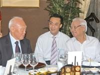 Vietnamese former PM Vo Van Kiet (R) talks with his Singaporean counterpart Lee Kuan Yew (L) at the reception in Ho Chi Minh City's Sheraton Hotel on Jan 18 (Photo: Tuoi Tre) Vietnamese former PM Vo Van Kiet (R) talks with his Singaporean counterpart Lee Kuan Yew (L) at the reception in Ho Chi Minh City's Sheraton Hotel on Jan 18 (Photo: Tuoi Tre)