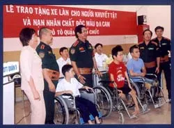 Đội môtô quẬn 5 trao tặng 4 chiếc xe lăn cho nạn nhân chất độc da cam và người khuyết tật ảnh 1 Đội môtô quẬn 5 trao tặng 4 chiếc xe lăn cho nạn nhân chất độc da cam và người khuyết tật ảnh 1