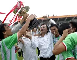 Gạch lên ngôi trong vòng đấu... điện thoại ảnh 1 Gạch lên ngôi trong vòng đấu... điện thoại ảnh 1