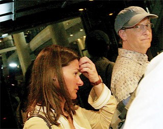 Bill Gates and his wife are at Hilton Hotel in Ha Noi on April 2 Bill Gates and his wife are at Hilton Hotel in Ha Noi on April 2