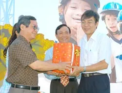 Phát 15.000 cuốn truyện tranh về luật giao thông ảnh 2 Phát 15.000 cuốn truyện tranh về luật giao thông ảnh 2